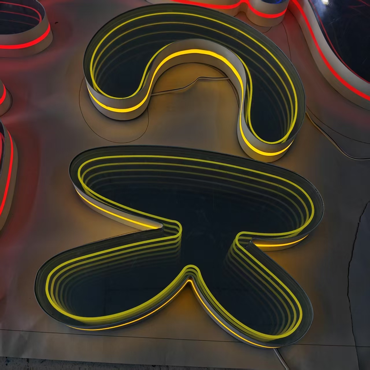 لافتة نيون مخصصة بتصميم لانهائ - مراجعة Neon Sign Led Custom وسعره